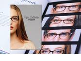 - Réalisation du lookbook des collections Alain Afflelou.
- Réunir à la fois les visuels portés et packshots des produits.
- Créer un univers graphique chic qui met en valeur la nouvelle collection
Nous disposions de beaux visuels, nous avons donc choisit de les mettre en avant. On alterne entre des visuels pleine page et des patchwork produits pour mettre en valeur la collection. La mise en page est à la fois colorée et très structurée, ce qui reflète bien l'image de la collection : chic et moderne.