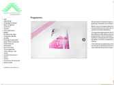 Même si aucune programmation n’est dévoilée il est important de pouvoir avoir des indices afin de susciter l’envie des spectateurs.
Le programme regroupe donc par thématique des descriptions où des indices sur le lieu et sur la programmation, que ce soient des artistes plasticiens, des groupes de musique, des pièces de théâtre, ou encore un opéra au centre d’une clairière.
Il faut noter que le programme possède un rabat sur la 4e de couverture qui vient se poser sur la 1ère, et dont le verso est un coupon d’invitation.