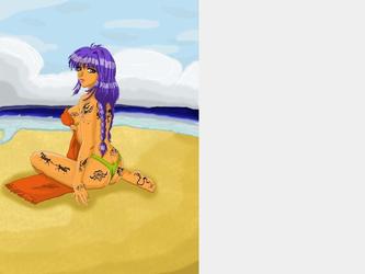 Il s'agit d'une illustration dans laquelle une femme tatouée de partout est allongée sur la plage, réalisée sous Photoshop