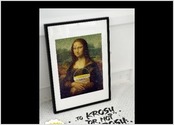 Image humoristique présentant le célèbre tableau de la Jocondesot avec le produit (seau de pop-corn) et une phrase d'accroche à la William Shakespeare, "To be or not be"