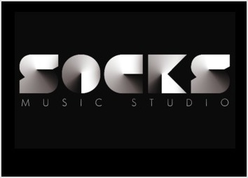 Création du logo de SOCKS MUSIC, studio d'enregistrement Parisien. Déclinaison du logo en 2 versions différentes et déclinaison également en carte de visite.
Logo design et graphique qui represente très bien le monde professionnel de mon client.