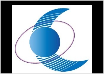 Cette oeuvre est le logo de l'entreprise de BTP APOCE COMPANY. Ce logo est composé d'une sphère placé devant une lune tourné vers la droite, toutes de couleur bleu ciel. D'une élipse de couleur violette encerclant le sphère. Il est à noté que les composants et couleurs du logo sont des prescriptions strictes du client.