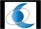 Cette oeuvre est le logo de l'entreprise de BTP APOCE COMPANY. Ce logo est composé d'une sphère placé devant une lune tourné vers la droite, toutes de couleur bleu ciel. D'une élipse de couleur violette encerclant le sphère. Il est à noté que les composants et couleurs du logo sont des prescriptions strictes du client.