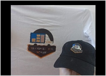 Création d'une identité visuelle avec un logo vectoriel pour la société de transport TSM. Ensuite, ce logo à été déposé sur un tee-shirt par un transfert d'impression avec une presse a chaud. Ce logo à également été brodé sur une casquette par un sous-traitant.