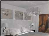 Blanc, brun et ocre
La décoration de lintérieur de cette chambre est basée sur des couleurs naturelles.
La tête de lit cache une SDB dans les tonalité brun et blanc
