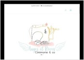 Elodie et Laura m?ont contactée pour la création de leur logo pour leur boutique de robes de mariées. Leurs robes sont faites main et elles souhaitaient que l?on puisse s?en rendre compte sur le logo, nous avons donc travaillé sur un visuel qui rappellerait la couture avec la machine à coudre un peu rétro. Comme elles travaillent aussi sur des habits de cérémonies et notamment pour les enfants, nous avons ajouté une paire de petits chaussons et bien sûr pour rappeler le mariage, les alliances. C?était un logo tout en douceur que nous avons aussi travaillé en noir et blanc pour leur enseigne.
J?ai également travaillé sur un sticker pour la vitrine en simplifiant le logo pour que celui-ci ressorte bien en transparence.