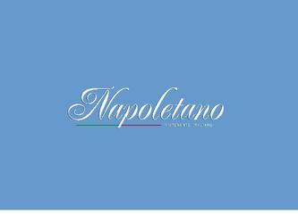 Le client de ce projet souhaitait mettre en avant ses origines pour donner un esprit d'authenticité à son restaurant. 

J'ai donc créé un logotype reprenant les codes graphiques italiens et napolitains :
- par l'utilisation d'une typographie calligraphique à la fois élégante et aérienne.
- par le rappel des couleurs du drapeau italien.
- par l'utilisation d'un fond bleu ciel en référence à la ville de Naples.

Le traité graphique de ce logotype est à la fois moderne et traditionnel, pour exprimer la volonté du client de donner l'image d'un restaurant dans l'air du temps mais qui garde des valeurs traditionnelles. 
