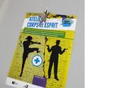 Affiche A3 pour un public jeune offre cours et animation de l'auto-défense et soins de l'esprit.
Le visuel est graphiquement divisée en deux moitiés par la photo du mur pour afficher 2 animations différentes dans un atelier.
Le symbole bleu « + » ceci souligne encore et dans le même temps relie les deux parties.