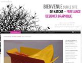 Conception graphique de boîte d'emballage pour un magasin vendant des marionnettes. Ceci est une simple boîte pliante qui est imprimé des deux côtés.
Grâce à 2 poignées textiles il n'est plus nécessaire d'utiliser un sac pour emporter la boîte. La bande adhésive rouge donne l'impression d'emballage-cadeau.