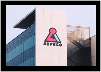
Dans le cadre d'un projet visant à améliorer mes compétences en matière de conception graphique, j'ai créé une société fictive de services pétroliers appelée AEPECO (Aetherium Petroleum Company). La sobriété de cette image de marque reflète les valeurs que l'entreprise doit incarner. Le positionnement des couleurs, en rupture avec les standards du marché, s'avère thématiquement efficace et permet à l'entreprise de se démarquer de la concurrence. Le noir, couleur dominante, symbolise le pétrole, mais aussi la sobriété, la stabilité et le sérieux. Dans l'industrie pétrolière, le rouge cramoisi est une teinte peu commune, mais un choix esthétique pertinent, évoquant les flammes associées à l'extraction du pétrole. Le bleu ciel, couleur emblématique de notre identité visuelle, s'aligne parfaitement avec le rouge, créant une forte synergie visuelle. De plus, ce bleu peut évoquer le ciel, synonyme de notre engagement en faveur de l'innovation et de l'excellence, mais il peut aussi symboliser le gaz naturel, en cas de diversification.