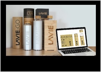 A partir du Design produit, j'ai conçu et décliné le logo de la marque LaVie.
Dans cet exemple, je montre comment j'ai conçu les packaging cylindriques, toujours utilisés aujourd'hui pour la marque LaVie.