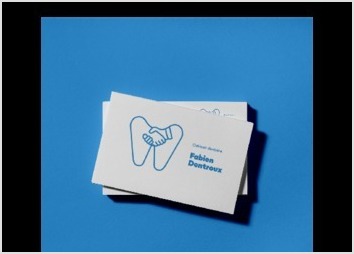 Logo minimaliste pour cabinet dentaire. Mon client a demandé un logo simple et facile à retenir, qui mêle contact humain et cabinet dentaire (la dent étant le symbole par défaut d'un dentiste).